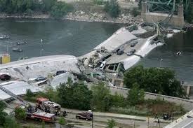 I 35w Bridge Collapse In Minneapolis Meanwhile In America Collapse Politics