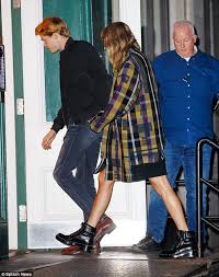 Taylor swift enjoys her time at the beach as she looks amazing in that blue swimsuit and pink hat. Taylor Swift And Boyfriend Joe Alwyn Hold Hands In Nyc Express Digest