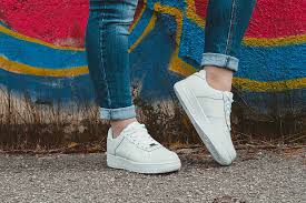White Sneakers Outfit: 16 White Sneakers Outfit Ideas