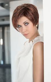Une coupe courte devant, longue derrière, avec une frange balayée sur le front qui auréole le visage. First Perruque Femmes Haute Qualite Coupe Asymetrique