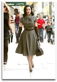 Toute femme à partir de la cinquantaine souhaite se vêtir de vêtements élégants et tendances, mais qui n'oublient pas pour autant d'être pratiques et confortables. La Robe Vintage De Dior Revisitee Par Von 50 Miss Retro Chic Mode Annees 40 Mode Vintage Mode