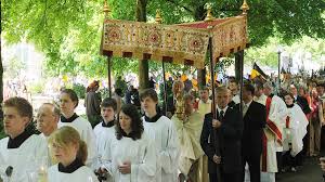 Termine und informationen und bedeutung zum feiertag fronleichnam datum: Neun Fragen Und Antworten Zum Fest Fronleichnam Kirche Leben