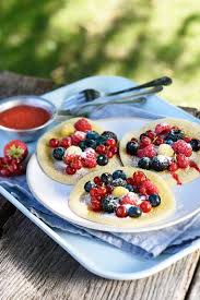 Pancakes Aux Fruits Frais Et Coulis De Fraises Grillees Au Basilic Desserts Recette Dessert Alimentation Fruits Frais