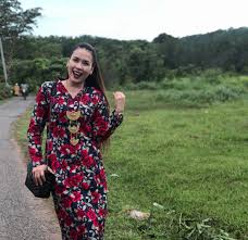 Pasangan pelakon azad jasmin dan eira syazira telah menerima kritikan peminat setelah berkongsi gambar bersama sebuah patung.menerusi entri di instagram (ig), eira berkongsi gambar azad dengan kelakuan yang tidak menyenangkan pengikutnya. Video Belakang Baju Bunga Bunga Tu Over Lebih 500k Tontonan Menggoda Sangat Goyang Dua Jari Versi Eira Syazira Tapi Joget Pak Azad Pula Yang Dapat Perhatian Netizen Kisah Dunia