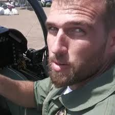 Así es Daniel Pérez Carmona, el piloto que salvó la vida in extremis al  salir del caza estrellado en Zaragoza