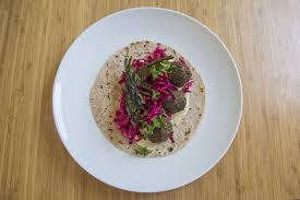 Falafel Vert Avec Salade De Chou Rave Betteraves Et Carottes Carrot Slaw Kohlrabi Slaw Kohlrabi