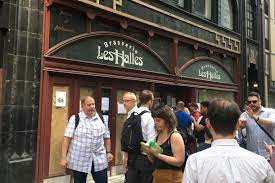 People Are Crowding Around Les Halles To Remember Anthony Bourdain Eater Ny