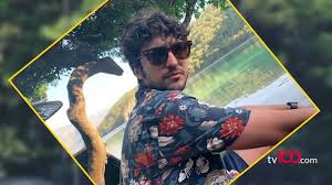 Henüz 6 yaşında iken ailesi ile birlikte i̇stanbul'a göç etmişlerdir. Taner Olmez In Nisan Yuzugu Dikkat Cekti Dailymotion Video