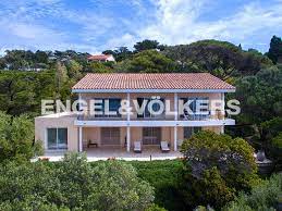 Grosses steinhaus mit langem schwimmbad auf einem 6ha. Haus Kaufen In Provence Alpes Cote D Azur 190 Angebote Engel Volkers