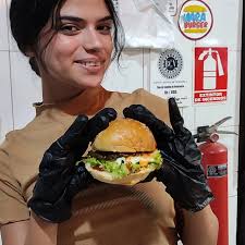 Promociones de 1$ mes de Julio Ven y arma tu combo, variedad con el mejor  sabor que te mereces Perros grandes con queso gouda Hamburguesas pequeña  pan brioche, carne solomo Glup de