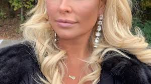 Maybe you would like to learn more about one of these? Una Dintre Cele Mai Sexy Vedete Din Romania In Pat Cu Un Cantaret Basarabean