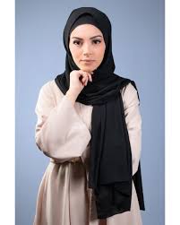 Roulez le foulard en partant des deux bords jusqu'à qu'ils se chevauchent. Maxi Chiffon Opaque Hijab