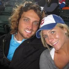 Robert Ormston (@BobelliottO)