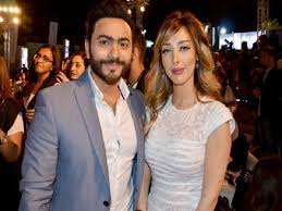 احتفل المطرب والممثل المصري، تامر حسني، بنجاح فيلمه الأخير مش أنا ، في حفل غنائي أقامه بمنطقة الساحل الشمالي السياحية برفقة زوجته المغربية، بسمة بوسيل. ÙˆØµÙ„Ø© ØºØ²Ù„ Ø¨ÙŠÙ† ØªØ§Ù…Ø± Ø­Ø³Ù†ÙŠ ÙˆØ²ÙˆØ¬ØªÙ‡ Ø¨Ø³Ø¨Ø¨ Ø§Ù„ÙÙ„ÙˆØ³ Ù…ØµØ±Ø§ÙˆÙ‰