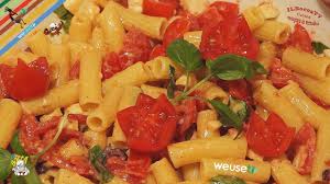 Tagliate i pomodorini a pezzetti e salateli. 142 Pasta Fredda Pomodoro Mozzarella Capperi E Olive Ti Par D Esse Alle Maldive Facile E Sano Youtube