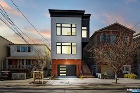 Homes for Sale Between $584369-$1168738