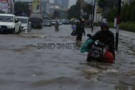 Banjir bandang di sukabumi membuat pabrik air minum kemasan terendam air #banjir #banjirjakarta #banjirsukabumi pic.twitter.com/5uzwoc0vvz. Sindir Risma Tokoh Papua Sebut Januari Ini Jakarta Tidak Banjir