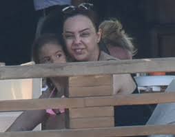 Sevilen şarkıcı ebru gündeş, kızı alara ile birlikte bodrum'da tatil yaparken magazin muhabirlerinin objektiflerine yansıdı. Ebru Gundes Kizi Ile New York A Uctu