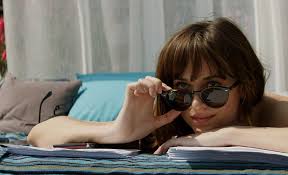 L'occasion de revenir sur les éléments peu connus de la vie de. Cinquante Nuances Plus Claires Cet Objet Coquin Que Dakota Johnson A Garde Du Tournage Cineseries