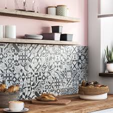 Une Cuisine Avec Une Credence Melangeant Les Styles Carreau De Ciment Credence Carreau De Ciment Carreaux Ciment Leroy Merlin