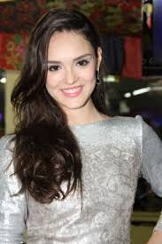 Prefiro ela morena, mas mesmo assim continua linda! Isabelle Drummond Death Fact Check Birthday Age Dead Or Kicking