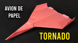 Hay muchos estilos de aviones que puedes probar para comprobar que tan lejos pueden volar. Como Hacer Aviones De Papel Que Vuelen A Larga Distancia
