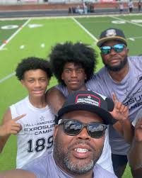 Teach em how to 🎣 and they'll eat forever 💯 @lithonia_bulldogsfb .  #highschoolfootball #explorepage✨