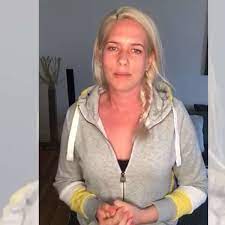 Willkommen auf meiner offiziellen fanpage. Promis Unter Palmen Sat 1 Sarah Knappik Atzt Auch Fans Kriegen Ihr Fett Ab Tv