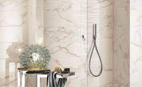 Tante forme e dimensioni da accostare tra loro per personalizzare il bagno o l'area wellness. Rivestimento Bagno Piastrelle Effetto Marmo Calacatta Lucido