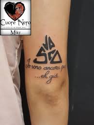 Creiamo immagini vettoriali stock gratuiti che i designer possono utilizzare in progetti commerciali. Vasco Rossi Tatuaggi Idee Per Tatuaggi Tatuaggi Uomo Piccoli