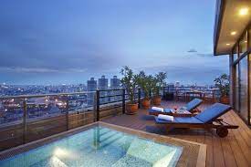 Penthousewohnung mit dachterrasse fein on andere in bezug auf fur kogbox com ziel 1. Luxus Penthouse Balkon Mit Pool Mosaikfliesen Stadtblick New York Penthouse Penthouse Moderne Pools