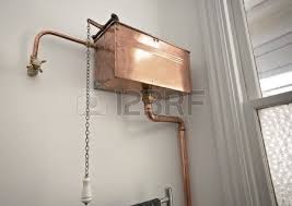 een ouderwetse koperen wc stortbak in mooie staat stockfoto toilet cistern water closet ideas old fashioned bathtub