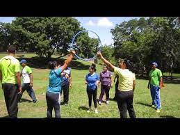 Dependiendo de la edad, existe un juego diseñado para explotar sus inquietudes y necesidades. Actividades Ludicas Recreativas Al Aire Libre Parque La Llovizna Youtube Fun Games Learning Activities Soccer Field