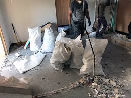 Déchirez le placo à l'aide de la pince. Demolir Ou Abattre Une Cloison Maison Et Appartement