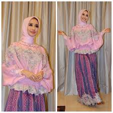 Hal yang menarik selain warna yang selalu terang, baju bodo berciri secara umum berpotongan lengan pendek agak menggelembung yang dibentuk dengan cara dililit oleh sima taiya pada bagian lengan. Harga Baju Bodo Terbaik Kostum Pakaian Wanita Juni 2021 Shopee Indonesia