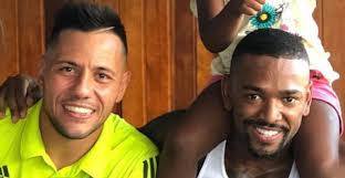Nego Do Borel E Jogadores Do Flamengo Surpreendem Comunidade E Entregam Chocolates contigo uol