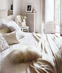 La première idée est de choisir le lit qui est approprié pour la taille de v… Chambre Grise Et Blanc Ou Beige 10 Idees Deco Pour Choisir