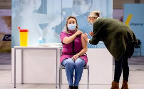 En samlingsplats för internationella nyheter om forskning och framsteg. De Eerste Prik Met Het Coronavaccin Is Gezet Vanmiddag Gaat Het Mcl Aan De Slag Leeuwarder Courant