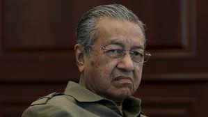 Menurut izara, keterujaannya bertemu dengan tun mahathir ketika itu telah membuatkan dirinya tidak dapat berfikir kesesuaian menangkap gambar tersebut. Mahathir Soal Oposisi Sepatutnya Mereka Marah Ke Saya