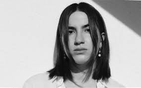 Do cinema experimental à fotografia, Isabela Costa se destaca por seu  estilo único em editoriais de moda em Hollywood e eventos como L.A Fashion  Week