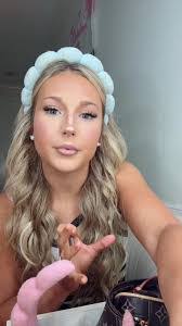 Anna Roscoe's Instagram, Twitter & Facebook