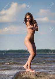 Schönes Mädchen Draußen Die Natur Genießen. Junge Nackte Frau Am Strand  Lizenzfreie Fotos, Bilder Und Stock Fotografie. Image 41897804.