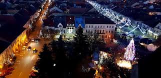 Targul de craciun 2018 a venit cand eu inca visam la vara, prelucrand poze de prin grecia. Bistrita In Atmosfera Sarbatorilor S Au Aprins Luminitele S A Deschis Targul De Craciun Video