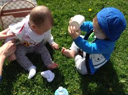 Reduceti viteza, deoarece comportamentul copiilor poate fi imprevizibil. Bebelusi Jucandu Se Pe Iarba Septembriejoi