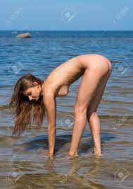 Schöne Junge Nackte Frau Posiert Am Strand Lizenzfreie Fotos, Bilder Und  Stock Fotografie. Image 51614346.