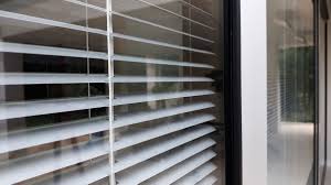 Große auswahl an sonnenschutzsystemen für fenster und integrierbar in fassaden. Aufbau Und Typische Sonderfaktoren Von Jalousien Isolierglasern Climaplussecurit Kundenmagazin Glasklar