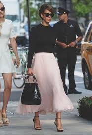 Dans cet article, les éditeurs on regroupés pour vous une collection de +20 inspirations tenue mariage avec jupe longue en images et vidéo pour vous motiver à rester au top des tendance mode de la saison. 9 Meilleures Idees Sur Jupe En Tulle Rose Jupe En Tulle Tenue Mariage Tenue Demoiselle D Honneur