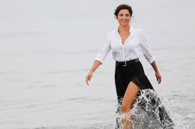 Questo attore italiano ha legato da molti anni a questa parte la sua figura artistica a quella del commissario montalbano, l'omonimo eroe nato dalla. Chi E Luisa Ranieri La Moglie Di Luca Zingaretti Attrice Di Lolita Lobosco