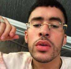 En dicho vídeo, bad bunny aparece agarrando con sus brazos a una chica y besándola apasionadamente. 300 Bad Bunny Bae Be Ideas In 2021 Bunny Wallpaper Bunny Bad