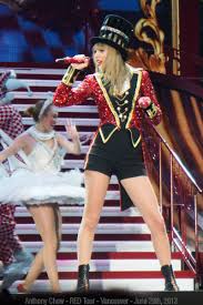 And, if you're wondering why taylor's outfit looks familiar, it's because she wore a similar versace look to the teen choice awards 2019 just a. Taylor Swift Taylor Swift Red Tour Taylor Swift Red Taylor Swift Hot